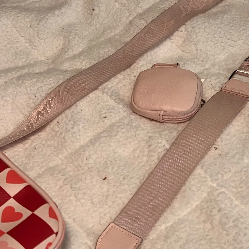 💕Host Pick💕Betsey Johnson Pink Checker Heart Crossbody Bag - Picture 14 of 15